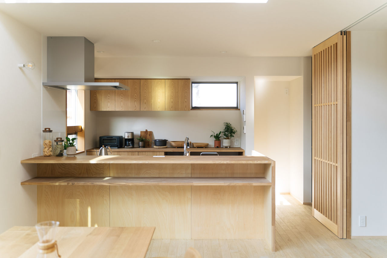 iKKA 【滋賀県｜延床36坪】家族の繋がりや家事動線にこだわって。大きな吹き抜けの窓から山を望む木の住まいの建築実例画像6