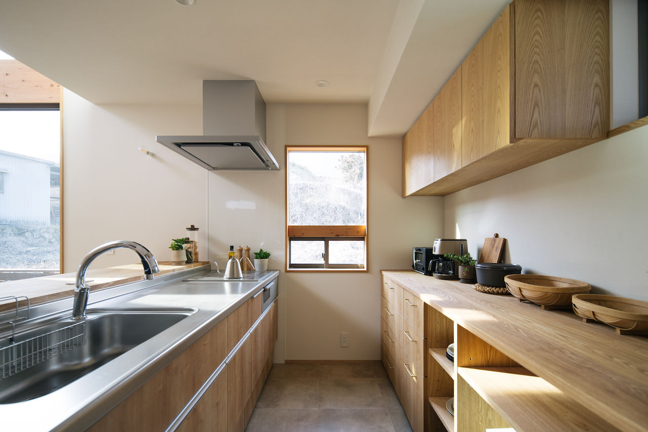iKKA 【滋賀県｜延床36坪】家族の繋がりや家事動線にこだわって。大きな吹き抜けの窓から山を望む木の住まいの建築実例画像7