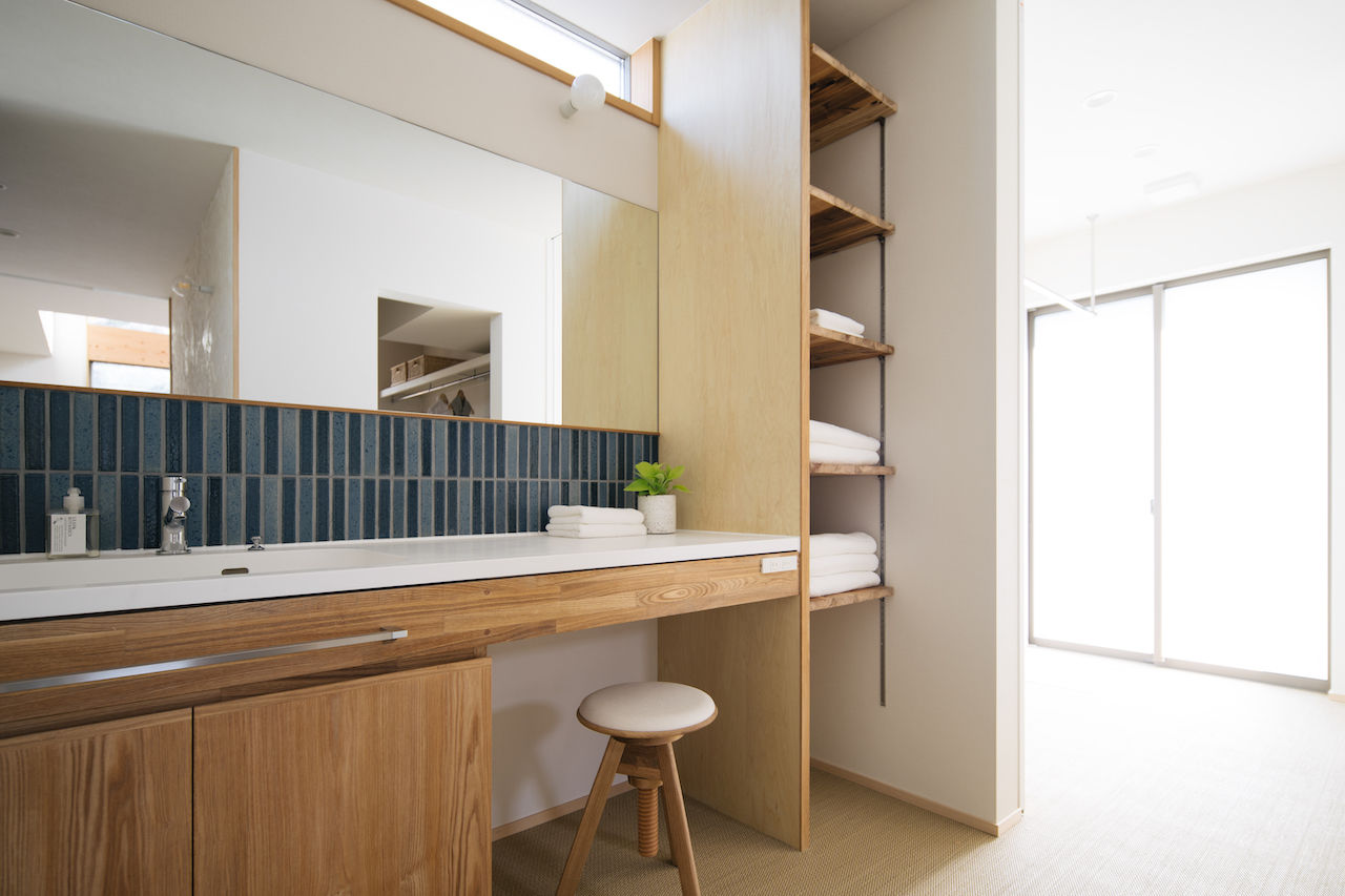 iKKA 【滋賀県｜延床36坪】家族の繋がりや家事動線にこだわって。大きな吹き抜けの窓から山を望む木の住まいの建築実例画像8