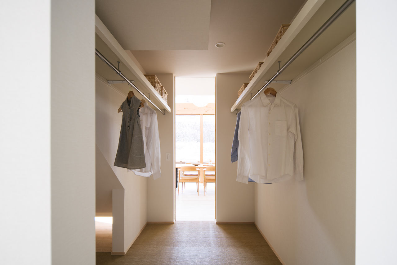 iKKA 【滋賀県｜延床36坪】家族の繋がりや家事動線にこだわって。大きな吹き抜けの窓から山を望む木の住まいの建築実例画像9