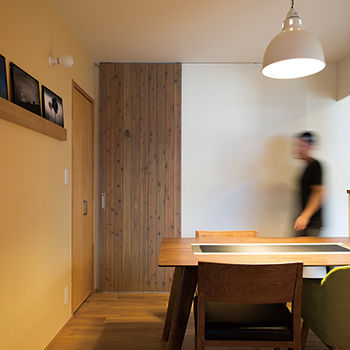 【小さい平屋専門店】すみ家 【2000万円台/50坪/5LDK/間取り図】コの字の中庭で二世帯を繋ぐ提案が新しい。平屋ライクの自然素材の家の建築実例画像1