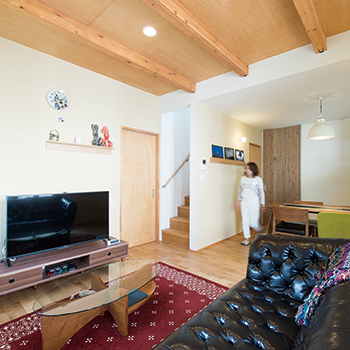 【小さい平屋専門店】すみ家 【2000万円台/50坪/5LDK/間取り図】コの字の中庭で二世帯を繋ぐ提案が新しい。平屋ライクの自然素材の家の建築実例画像3