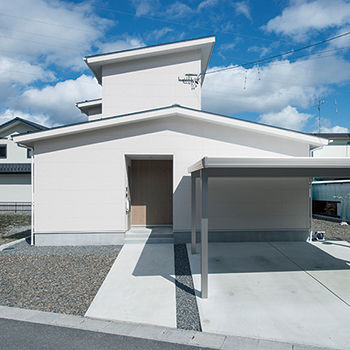 【小さい平屋専門店】すみ家 【2000万円台/50坪/5LDK/間取り図】コの字の中庭で二世帯を繋ぐ提案が新しい。平屋ライクの自然素材の家の建築実例画像4