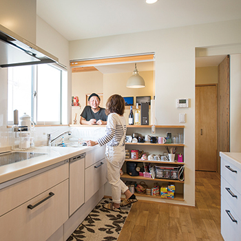 【小さい平屋専門店】すみ家 【2000万円台/50坪/5LDK/間取り図】コの字の中庭で二世帯を繋ぐ提案が新しい。平屋ライクの自然素材の家の建築実例画像5