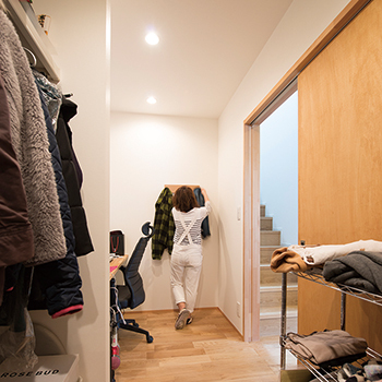 【小さい平屋専門店】すみ家 【2000万円台/50坪/5LDK/間取り図】コの字の中庭で二世帯を繋ぐ提案が新しい。平屋ライクの自然素材の家の建築実例画像6