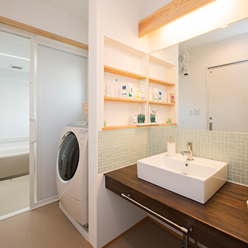 【小さい平屋専門店】すみ家 【2000万円台/50坪/5LDK/間取り図】コの字の中庭で二世帯を繋ぐ提案が新しい。平屋ライクの自然素材の家の建築実例画像7