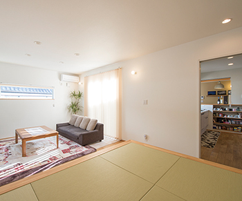 【小さい平屋専門店】すみ家 【2000万円台/50坪/5LDK/間取り図】コの字の中庭で二世帯を繋ぐ提案が新しい。平屋ライクの自然素材の家の建築実例画像9