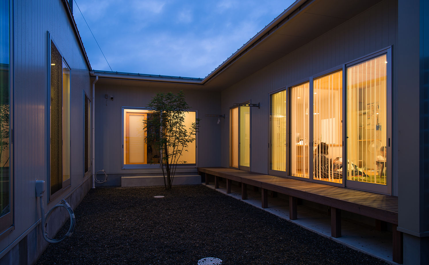 Suumo 平屋 コの字レイアウト 自然素材 Ldkと中庭を挟んだ居室レイアウトは生活音が伝わらないメリットも すみ家 の建築実例詳細 注文住宅