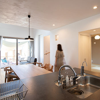 【小さい平屋専門店】すみ家 【30坪台/4LDK/間取り図】広いウッドデッキでアウトドアライフも満喫。平屋感覚で過ごせる自然素材の家の建築実例画像4