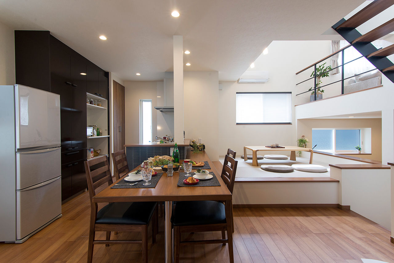 エバーホーム 【5層スキップフロア×キッチン一体型ダイニングテーブル】みんな一緒も、一人の時間も大切にできる家の建築実例画像2