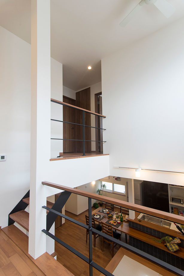 エバーホーム 【5層スキップフロア×キッチン一体型ダイニングテーブル】みんな一緒も、一人の時間も大切にできる家の建築実例画像5