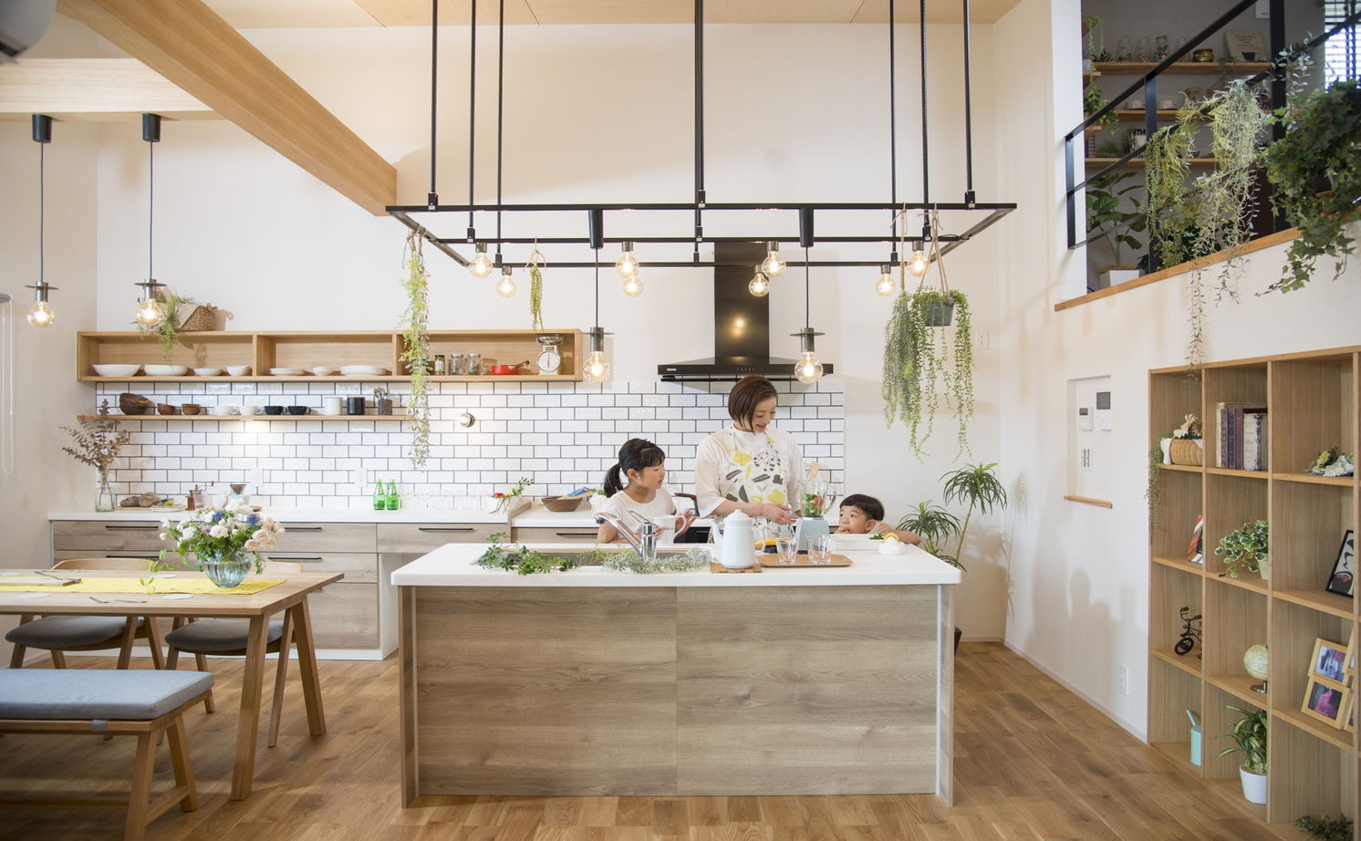 エバーホーム 【射水市/2000万円台後半/カフェスタイル】アイランドキッチンを中心にした平屋ベースの暮らしやすい住まいの建築実例画像2