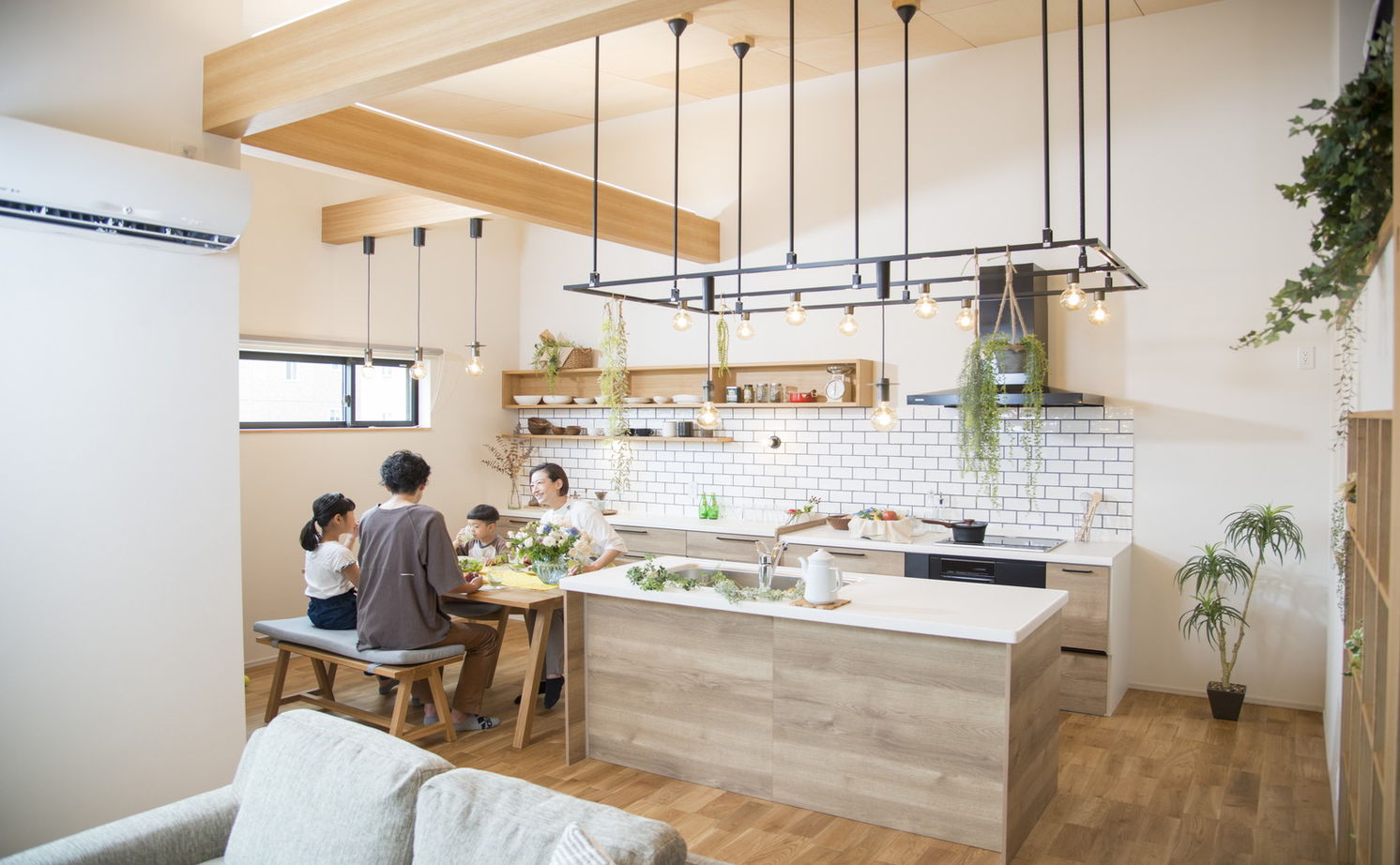 エバーホーム 【射水市/2000万円台後半/カフェスタイル】アイランドキッチンを中心にした平屋ベースの暮らしやすい住まいの建築実例画像3