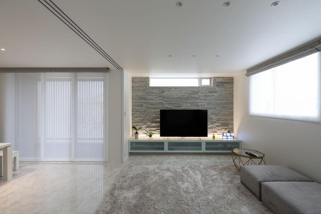 家元 金沢市・2階リビング｜白を基調にホテルライクに仕上げたインナーガレージのある家の建築実例画像2