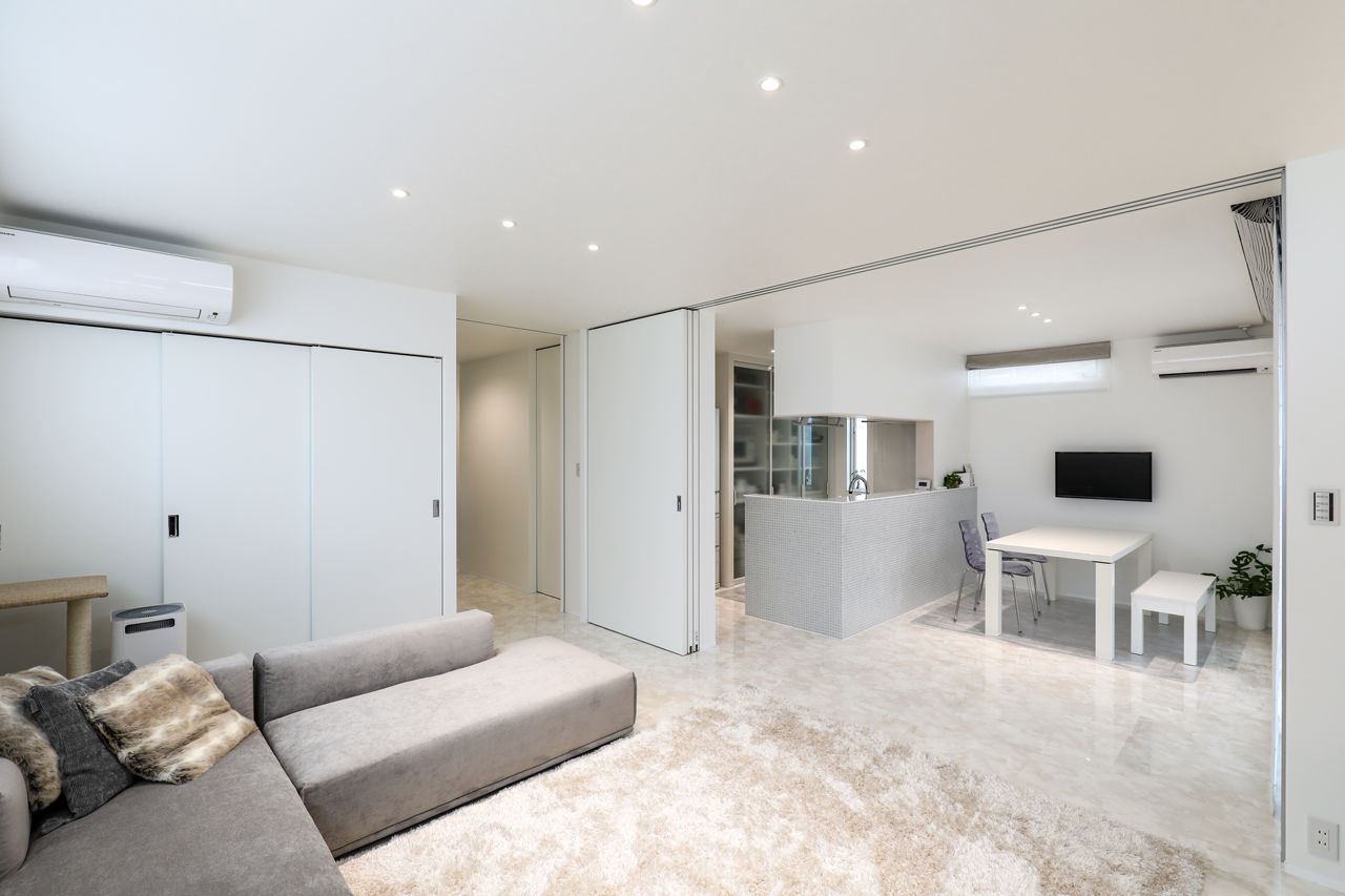 家元 金沢市・2階リビング｜白を基調にホテルライクに仕上げたインナーガレージのある家の建築実例画像3