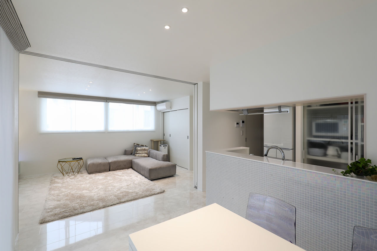 家元 金沢市・2階リビング｜白を基調にホテルライクに仕上げたインナーガレージのある家の建築実例画像4