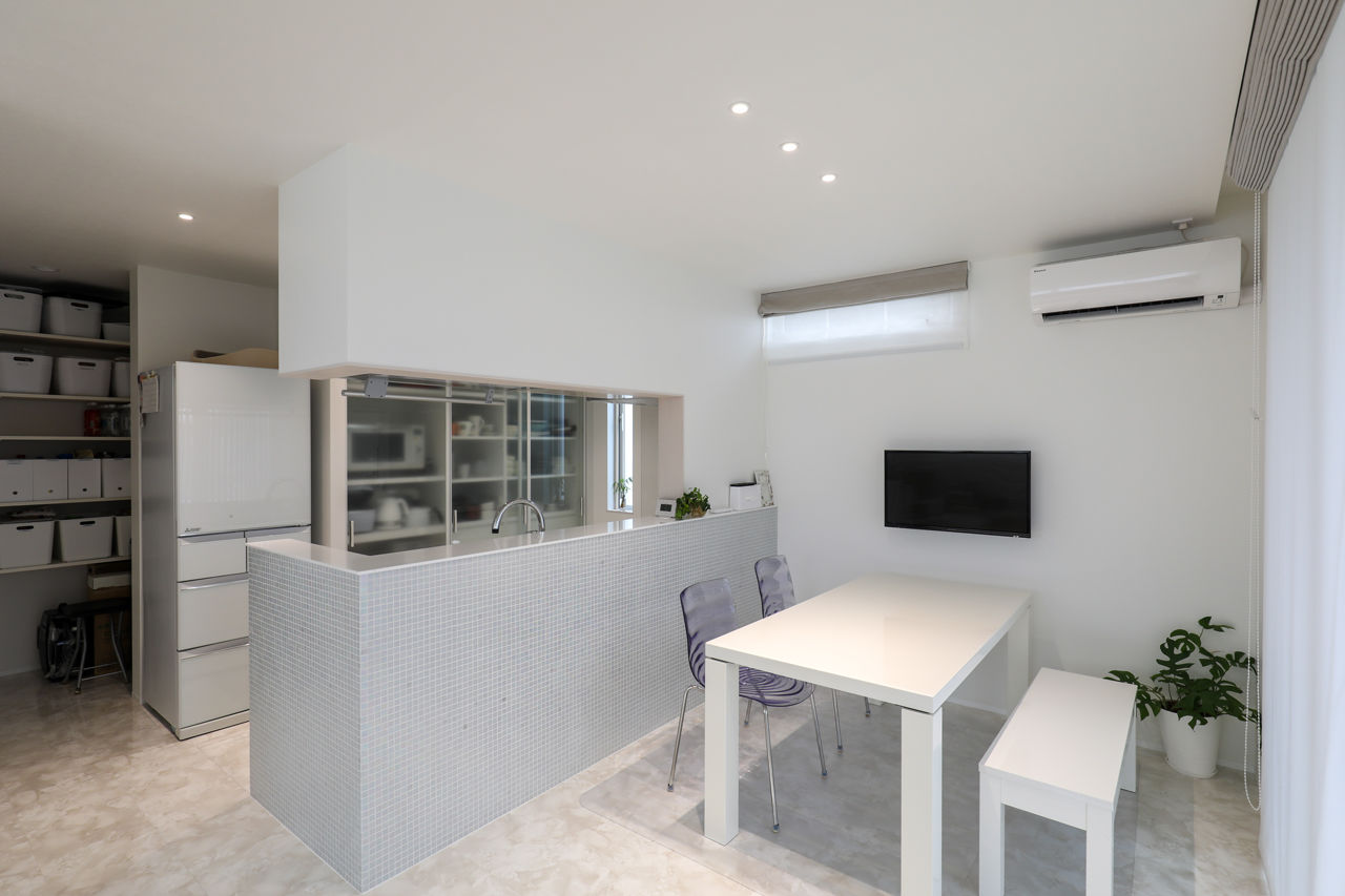 家元 金沢市・2階リビング｜白を基調にホテルライクに仕上げたインナーガレージのある家の建築実例画像5