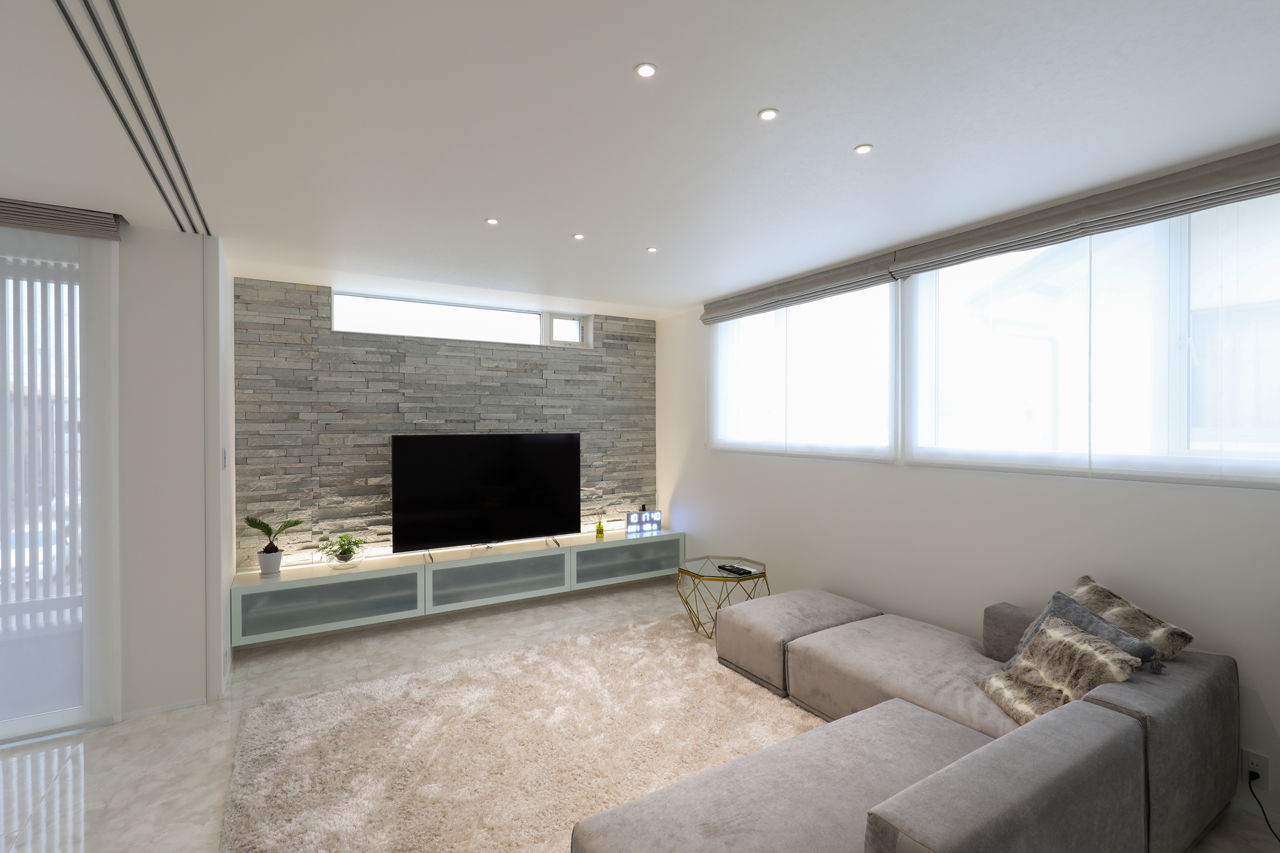 家元 金沢市・2階リビング｜白を基調にホテルライクに仕上げたインナーガレージのある家の建築実例画像6