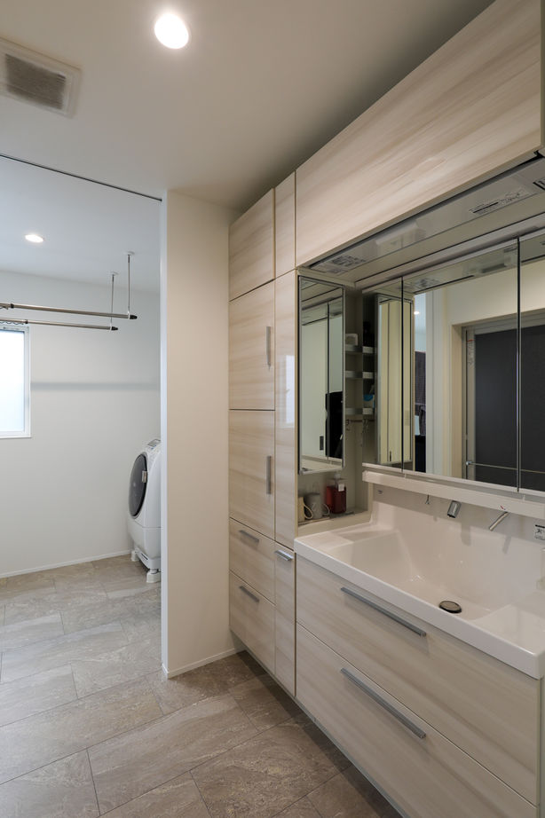 家元 金沢市・2階リビング｜白を基調にホテルライクに仕上げたインナーガレージのある家の建築実例画像7