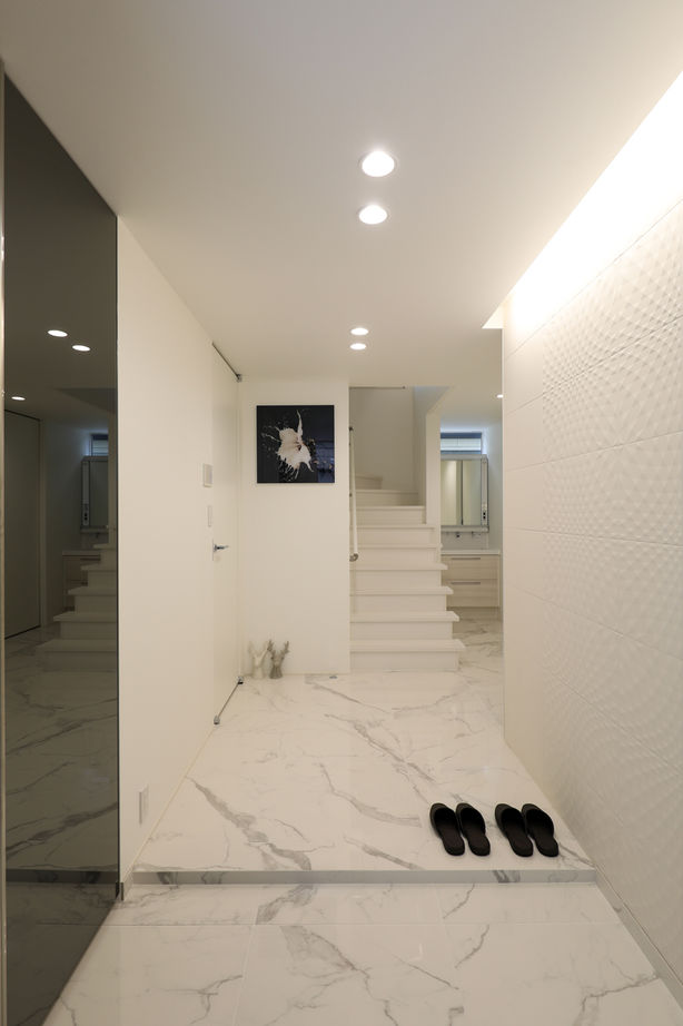 家元 金沢市・2階リビング｜白を基調にホテルライクに仕上げたインナーガレージのある家の建築実例画像8