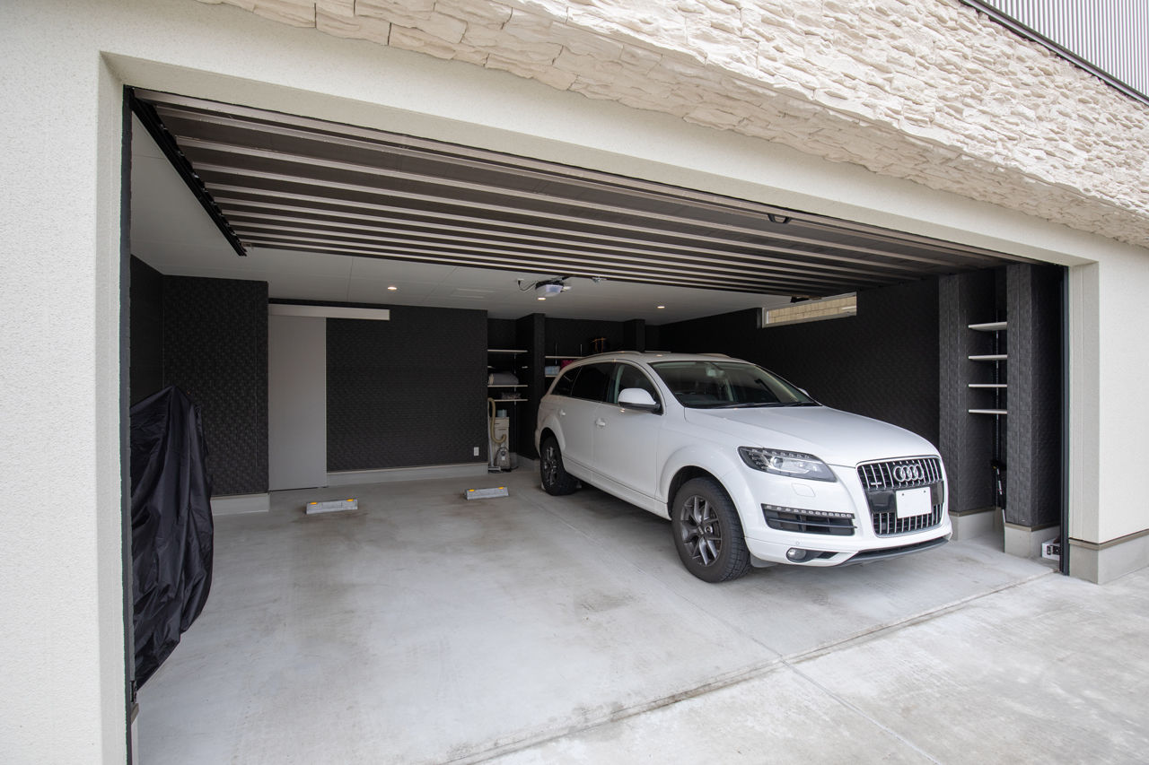 家元 金沢市・2階リビング｜白を基調にホテルライクに仕上げたインナーガレージのある家の建築実例画像9