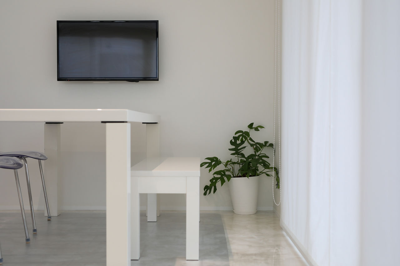 家元 金沢市・2階リビング｜白を基調にホテルライクに仕上げたインナーガレージのある家の建築実例画像10