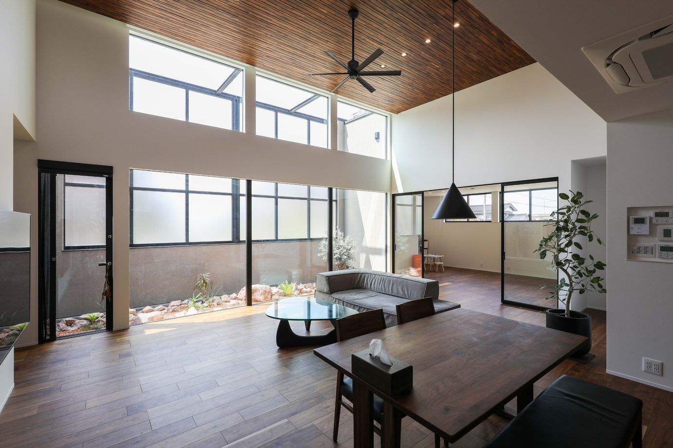 家元 【津幡町/平屋】カーテンのいらない平屋～平屋ならではの天井の高さが魅力の明るく開放感のある家の建築実例画像2