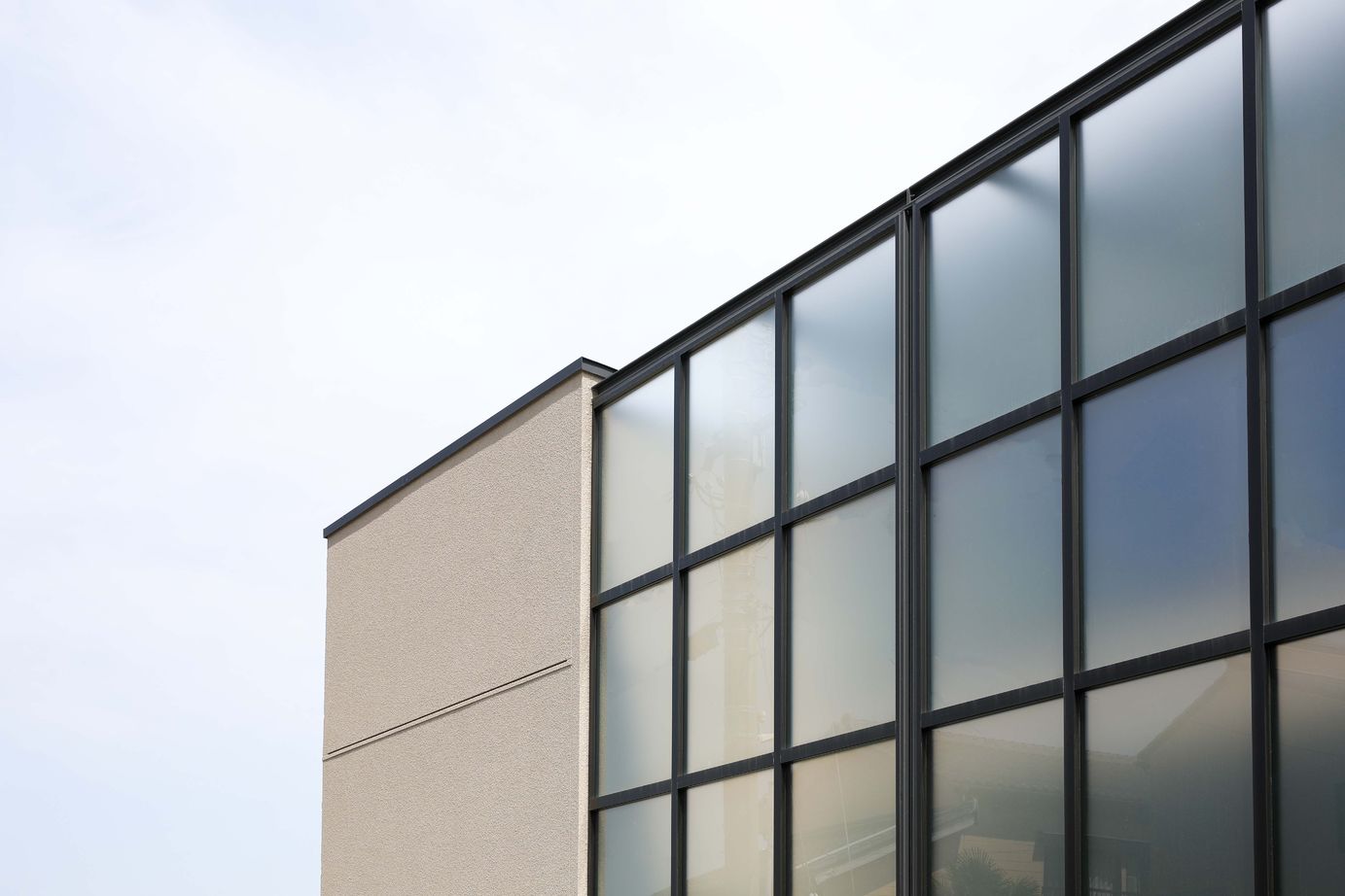 家元 【津幡町/平屋】カーテンのいらない平屋～平屋ならではの天井の高さが魅力の明るく開放感のある家の建築実例画像3