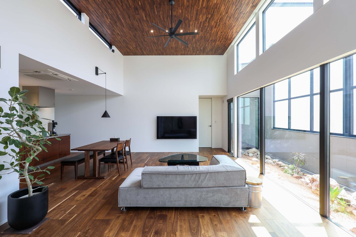 家元 【津幡町/平屋】カーテンのいらない平屋～平屋ならではの天井の高さが魅力の明るく開放感のある家の建築実例画像4