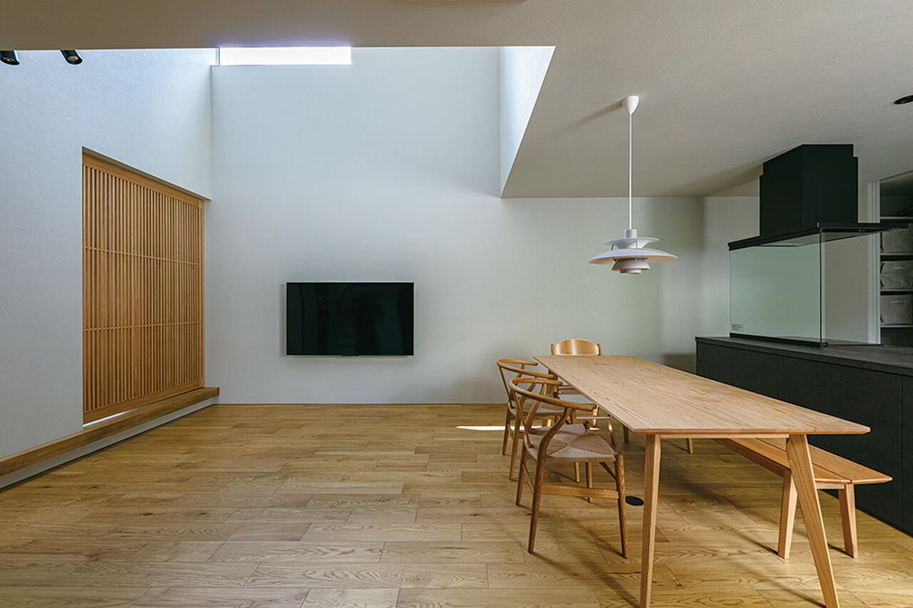 家元 3000万円台|外からの視線を遮り、カーテンレスの明るいお家で寛ぐ。「光陰を楽しむ」吹抜×インナーテラスの建築実例画像2