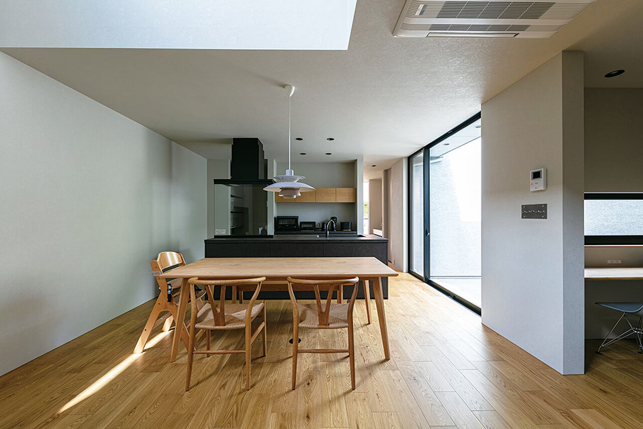 家元 3000万円台|外からの視線を遮り、カーテンレスの明るいお家で寛ぐ。「光陰を楽しむ」吹抜×インナーテラスの建築実例画像3