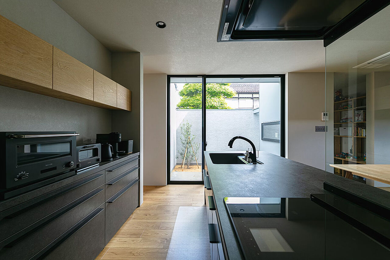 家元 3000万円台|外からの視線を遮り、カーテンレスの明るいお家で寛ぐ。「光陰を楽しむ」吹抜×インナーテラスの建築実例画像4