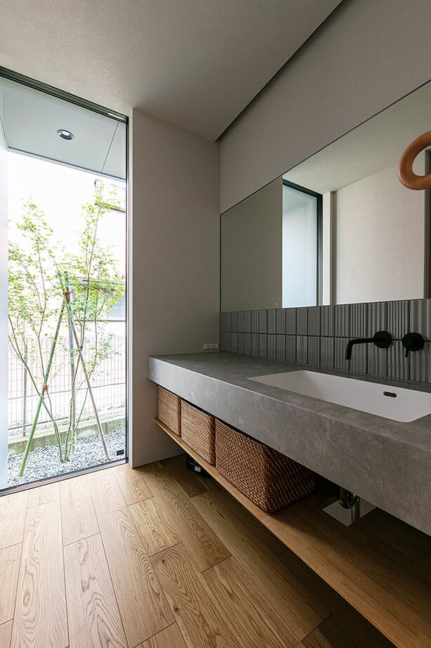 家元 3000万円台|外からの視線を遮り、カーテンレスの明るいお家で寛ぐ。「光陰を楽しむ」吹抜×インナーテラスの建築実例画像8