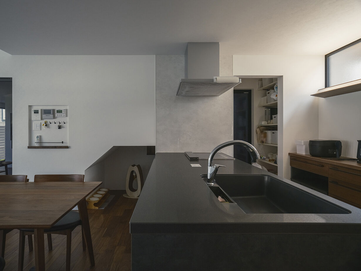 家元 4000万円台|愛猫2匹と暮らす、開放感のあるLDK。回遊性のある間取りで来客動線・家事動線を効率化の建築実例画像4