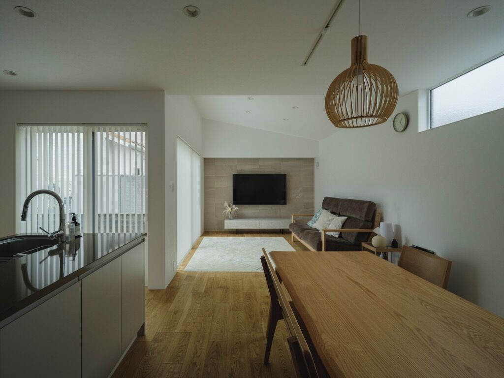 家元 3000万円台｜リビングは勾配天井と大きな掃き出し窓により内・外一体で開放的！回遊動線で家事もラクラクの建築実例画像2