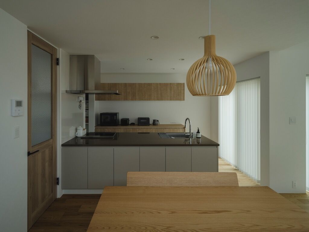 家元 3000万円台｜リビングは勾配天井と大きな掃き出し窓により内・外一体で開放的！回遊動線で家事もラクラクの建築実例画像3