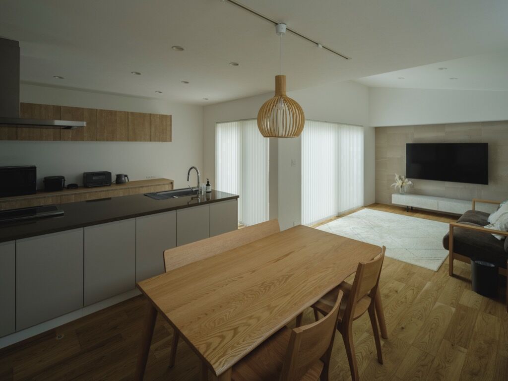 家元 3000万円台｜リビングは勾配天井と大きな掃き出し窓により内・外一体で開放的！回遊動線で家事もラクラクの建築実例画像4