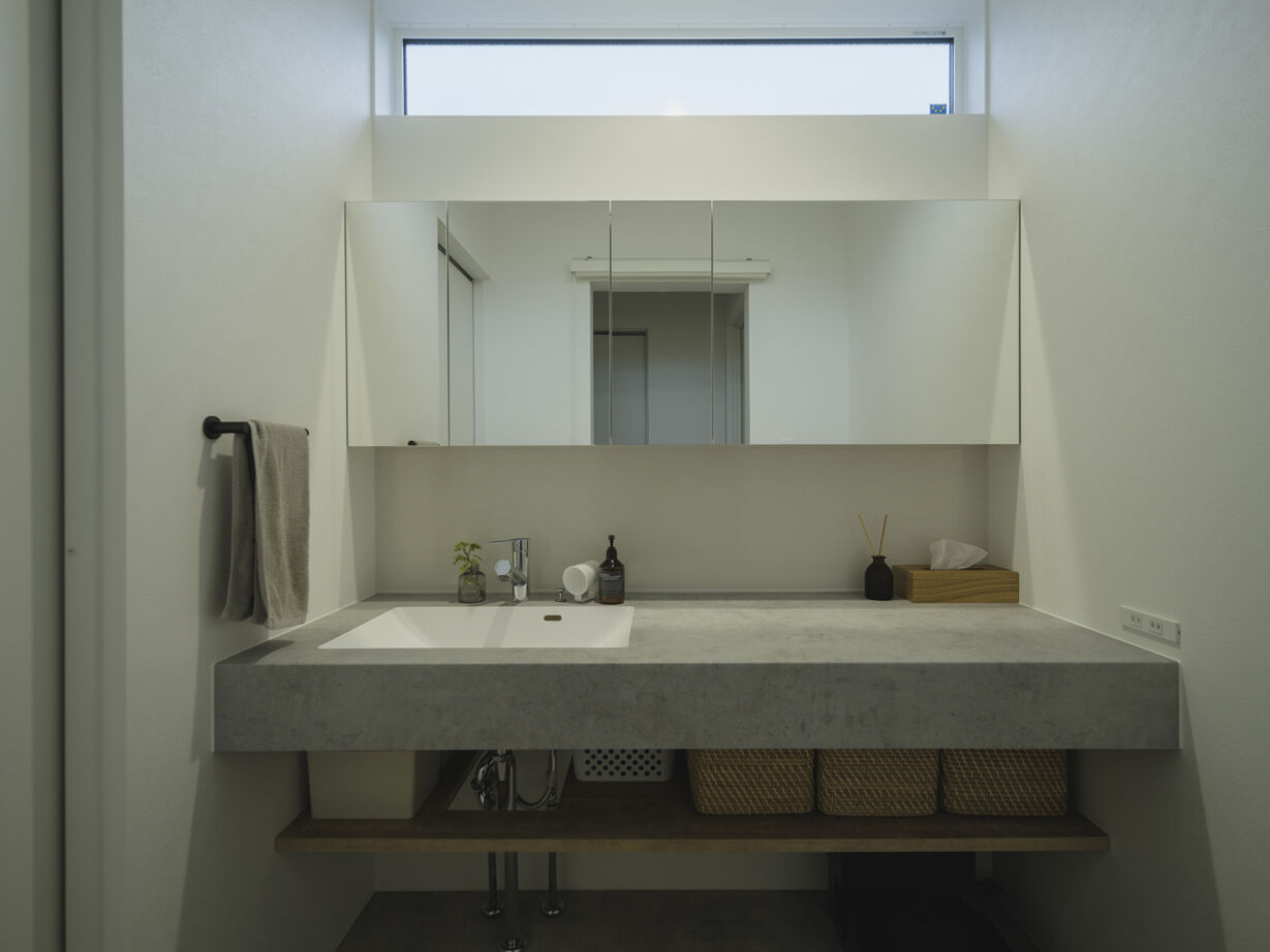 家元 3000万円台｜リビングは勾配天井と大きな掃き出し窓により内・外一体で開放的！回遊動線で家事もラクラクの建築実例画像5