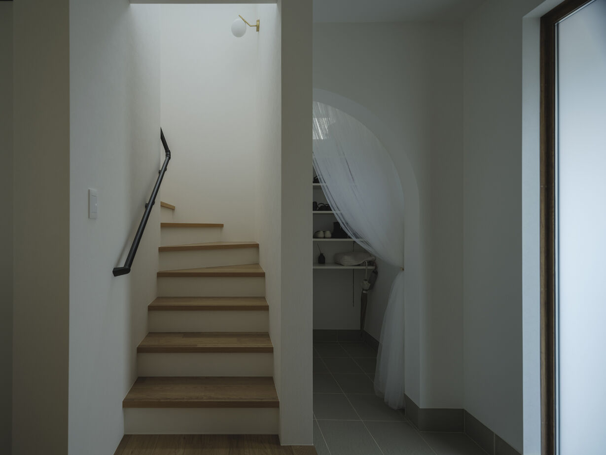 家元 3000万円台｜リビングは勾配天井と大きな掃き出し窓により内・外一体で開放的！回遊動線で家事もラクラクの建築実例画像6