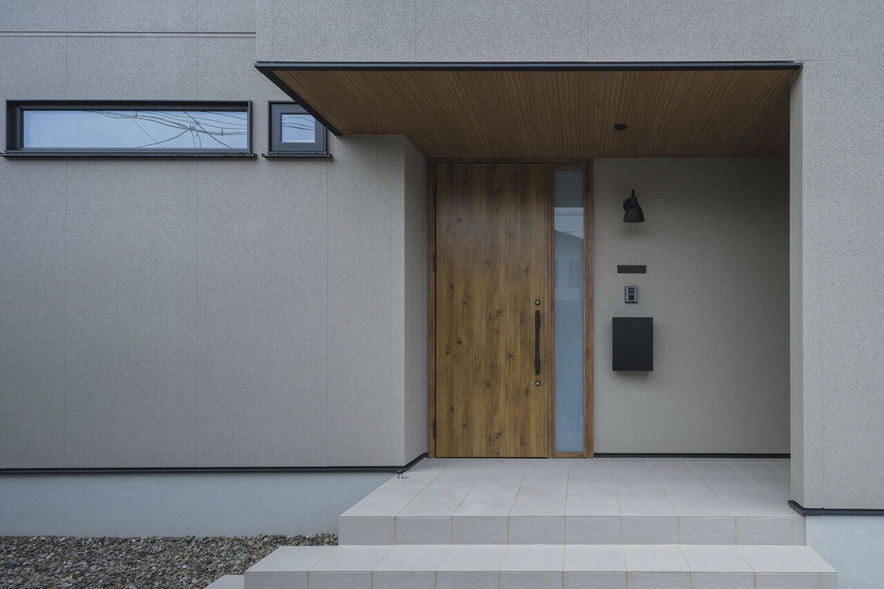 家元 3000万円台｜リビングは勾配天井と大きな掃き出し窓により内・外一体で開放的！回遊動線で家事もラクラクの建築実例画像7