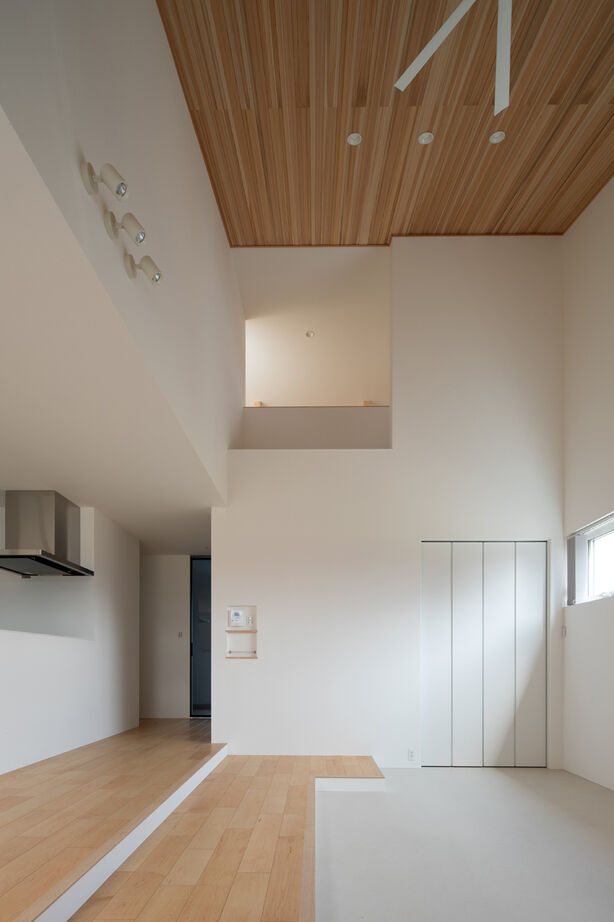 家元 4000万円台｜吹抜×サンクンリビングの家。プライバシーを保ちつつも、開放感ある空間設計の建築実例画像5