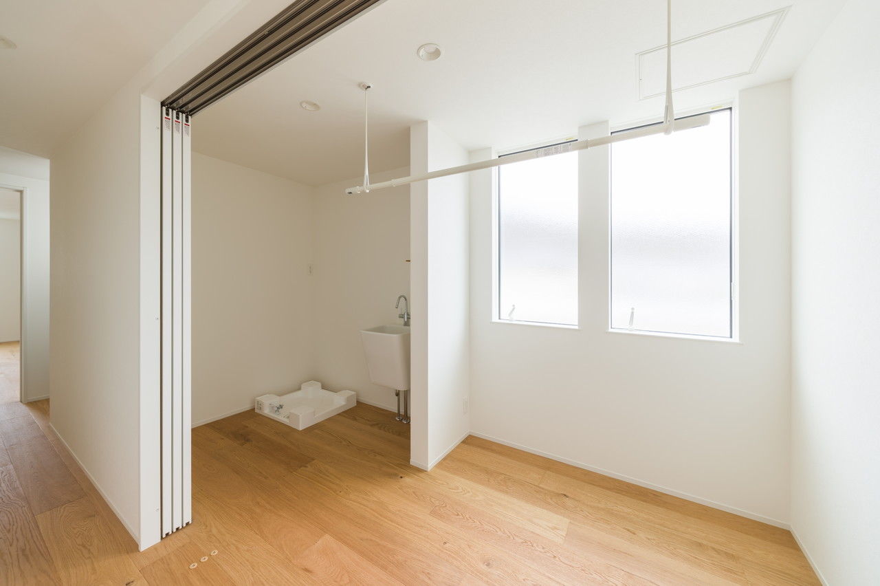 BEACON WORKS 【埼玉県/3000万円台/30坪台/建築家デザインの規格住宅】回遊動線とランドリー。家具・外構込み一貫施工の建築実例画像7