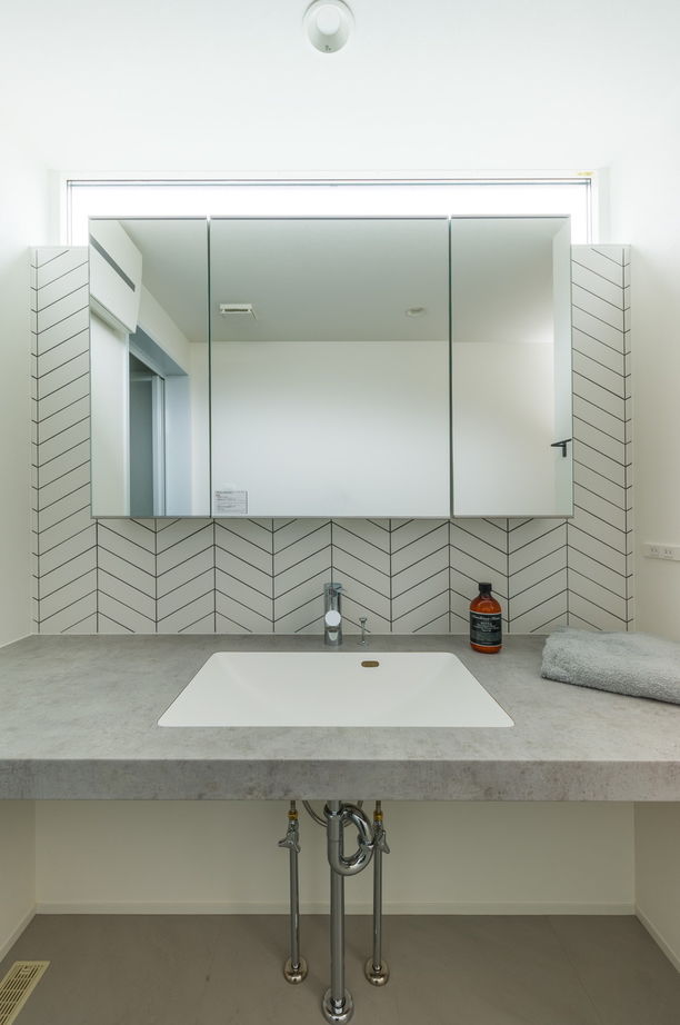 BEACON WORKS 【埼玉県/3000万円台/30坪台/建築家デザインの規格住宅】回遊動線とランドリー。家具・外構込み一貫施工の建築実例画像8