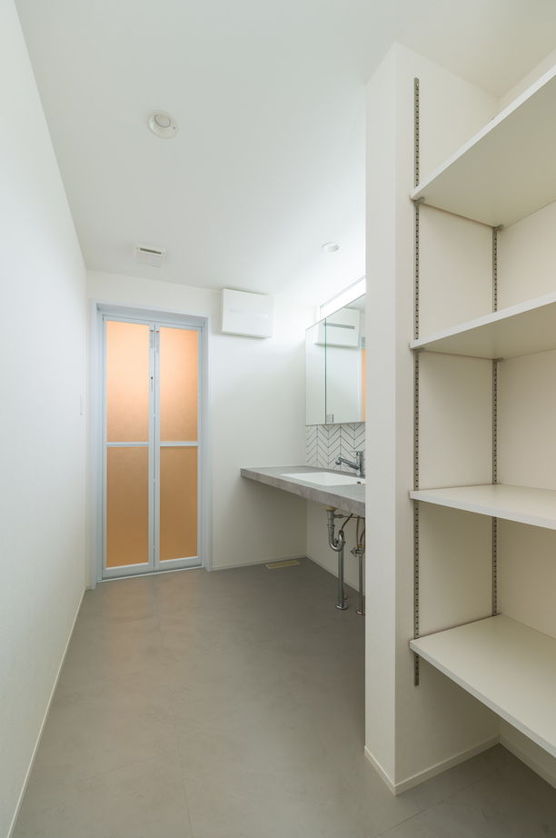 BEACON WORKS 【埼玉県/3000万円台/30坪台/建築家デザインの規格住宅】回遊動線とランドリー。家具・外構込み一貫施工の建築実例画像9