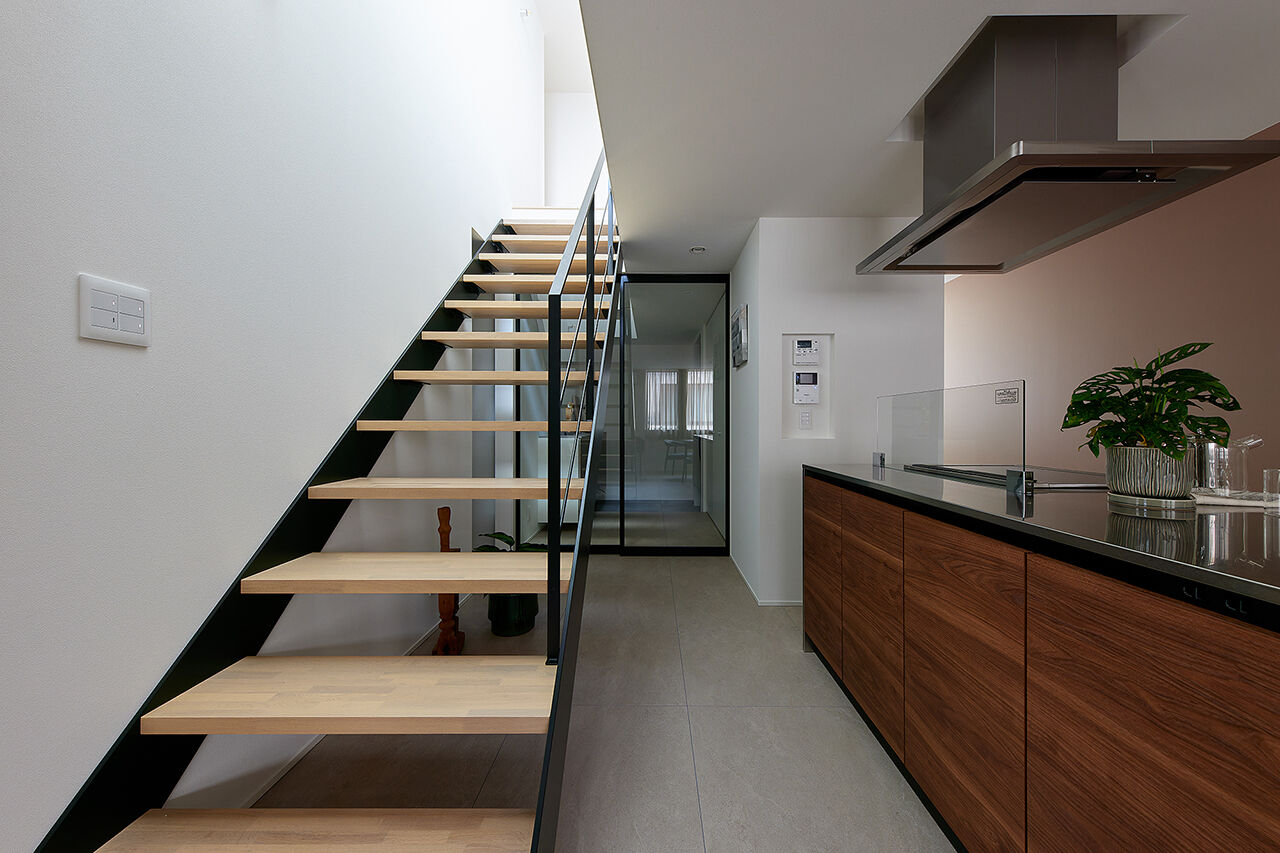 BEACON WORKS 【2300万円／ビルトインガレージ／間取図】直線美が際立つスクエアフォルムのガレージハウスの建築実例画像4