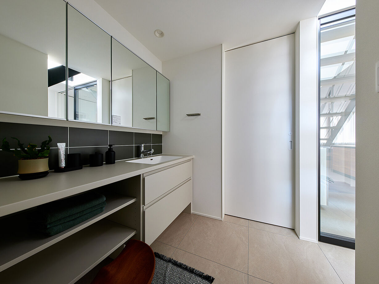 BEACON WORKS 【2300万円／ビルトインガレージ／間取図】直線美が際立つスクエアフォルムのガレージハウスの建築実例画像9