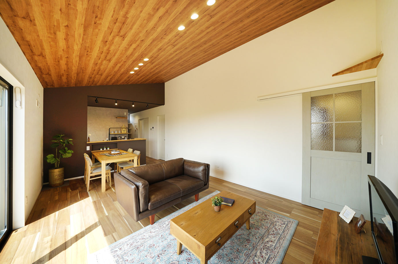 東建ビルダー 【栃木県/3LDK/29.15坪/平屋/2300万円】木目の勾配天井が目を惹く　アメリカンカントリースタイルの平屋の建築実例画像2