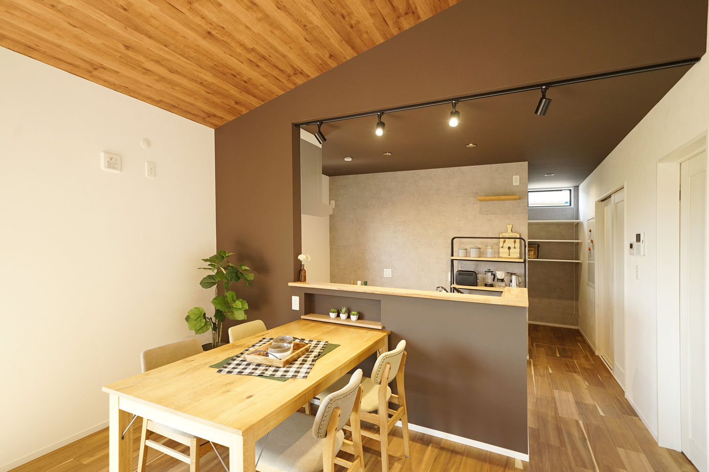 東建ビルダー 【栃木県/3LDK/29.15坪/平屋/2300万円】木目の勾配天井が目を惹く　アメリカンカントリースタイルの平屋の建築実例画像4