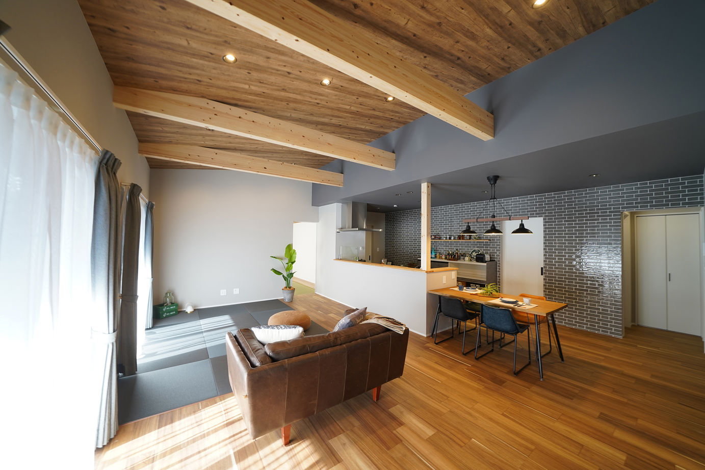 東建ビルダー 【佐野市/2LDK/平屋/33.81坪/2400万円】和モダン×サーフガレージを愉しむ家の建築実例画像2