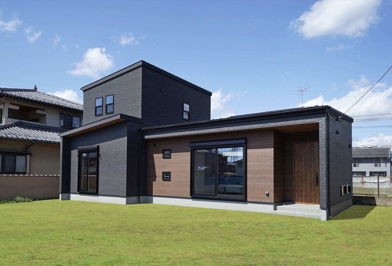 東建ビルダー 【足利市/3LDK/半平屋/32.6坪/2189万円】平屋と2階建てのイイトコドリの愛犬と暮らす「半平屋」の建築実例画像1